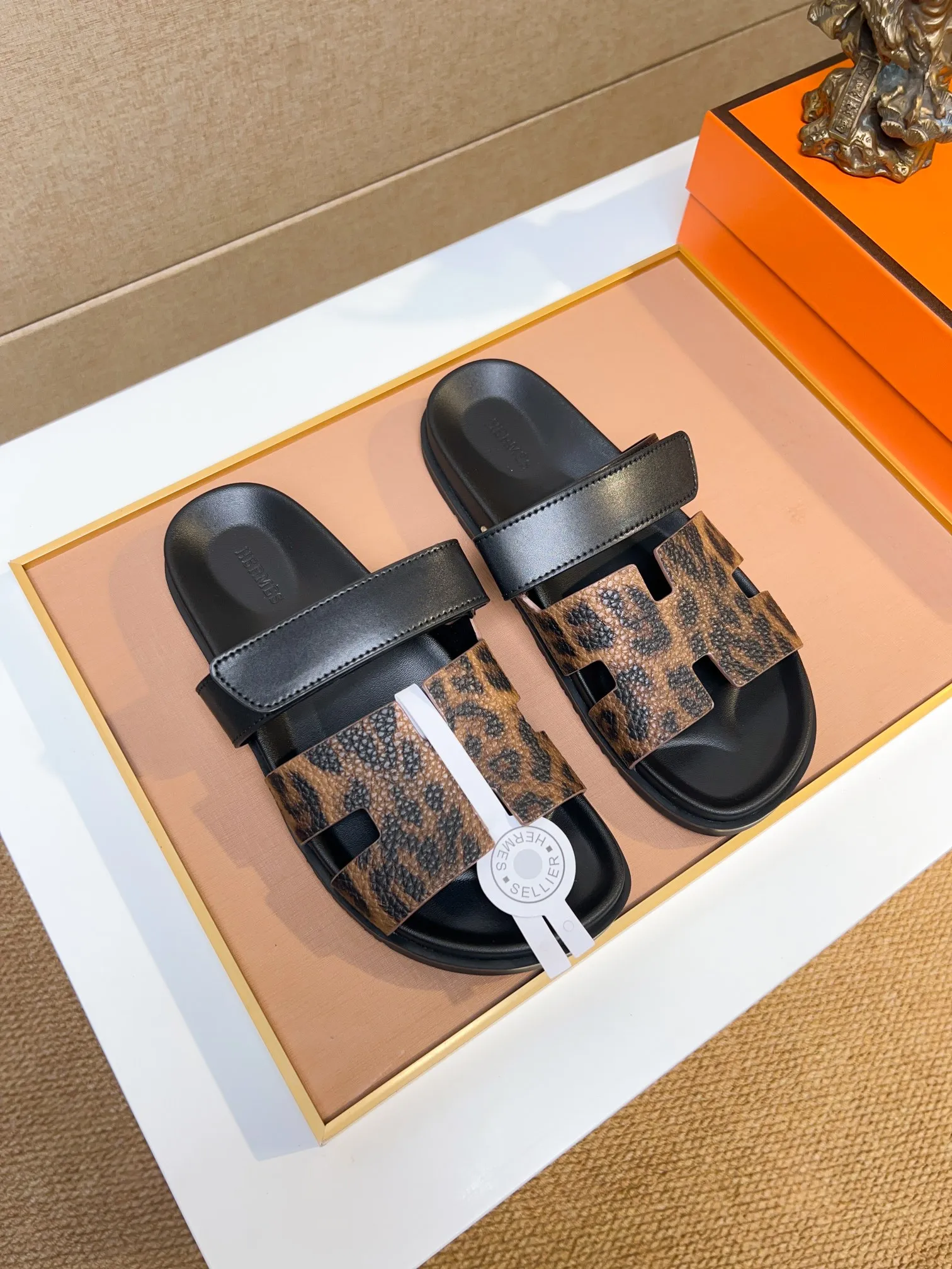 Men's clothing and shoes 💰340 💅💅💅 new arrival. Hermes Hermes official website latest counter synchronized new oran color leather H slippers, the original Paris version flew back to the original model and opened the mold to make it perfectly🍌The highest quality Sincerity, you can enter and leave the counter at will [Deyi] The upper is made of original customized  colored palm prints, crocodile print, ostrich print, colored cow leather, colored cow suede, 🤔 horse hair, 🥳 colored diamonds, 🥰 3D printing, and other genuine leather slippers, imported cow pattern foot pad lining, Italian  latest original genuine leather combination outsole Code number: 38-48 (customized at 46.47.48) Can be made into picture combination sole with genuine leather pattern and ordinary molded outsole